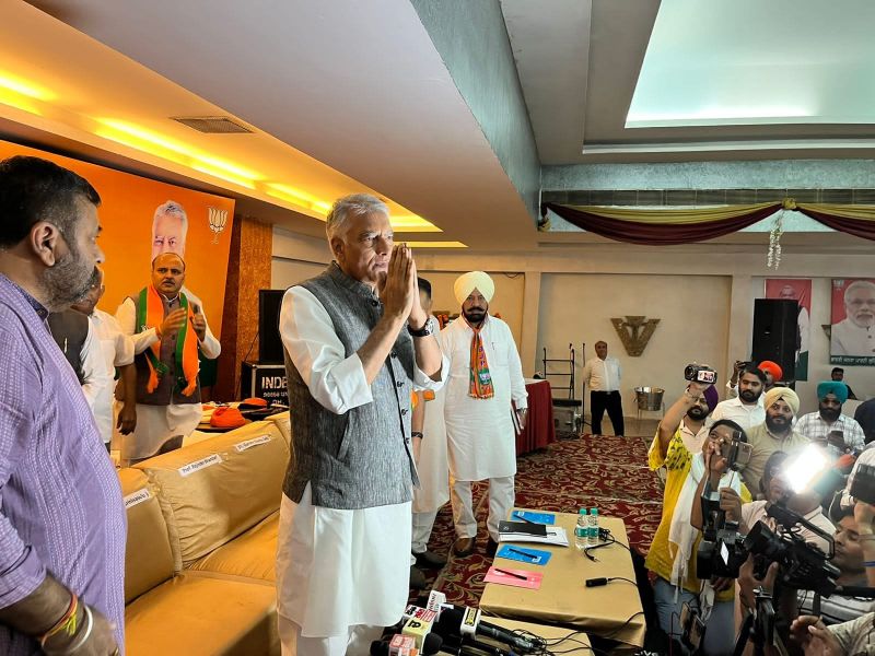 Punjab BJP Chief Sunil Jakhar Attends Meeting with Workers over Panchayat & Corporation Polls in Ludhiana 