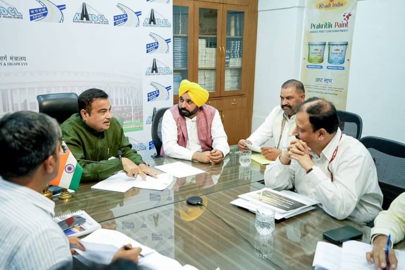 Punjab CM Bhagwant Mann Meets Union Minister Nitin Gadkari. The CM Presented a model of Sri Darbar Sahib to the Union Minister. Discussions were held about the highway projects of Punjab. Lok Sabha member Sushil Kumar Rinku was also present on this occasion
