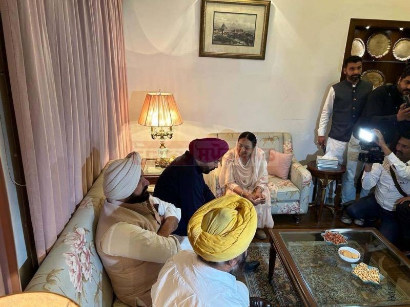 Navjot Singh Sidhu Reaches late MP Santokh Singh Chaudhary's Residence in Jalandhar, Shared Grief with Late MP's wife  Karamjit Kaur Chaudhary
