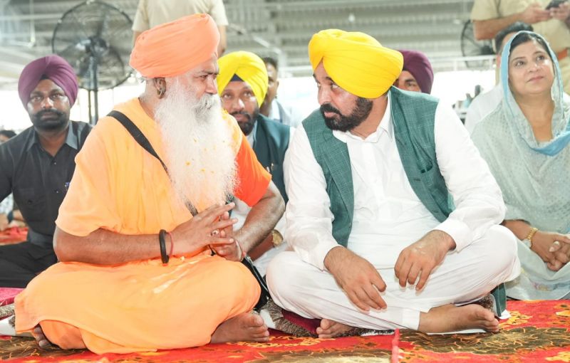 CM Bhgawant Mann & Wife Dr. Gurpreet Kaur Seek Blessings at Almast Baba Lal Badshah's Dargah, Nakodar. Received Warm Welcome by Hansraj Hans and Daler Mehndi 