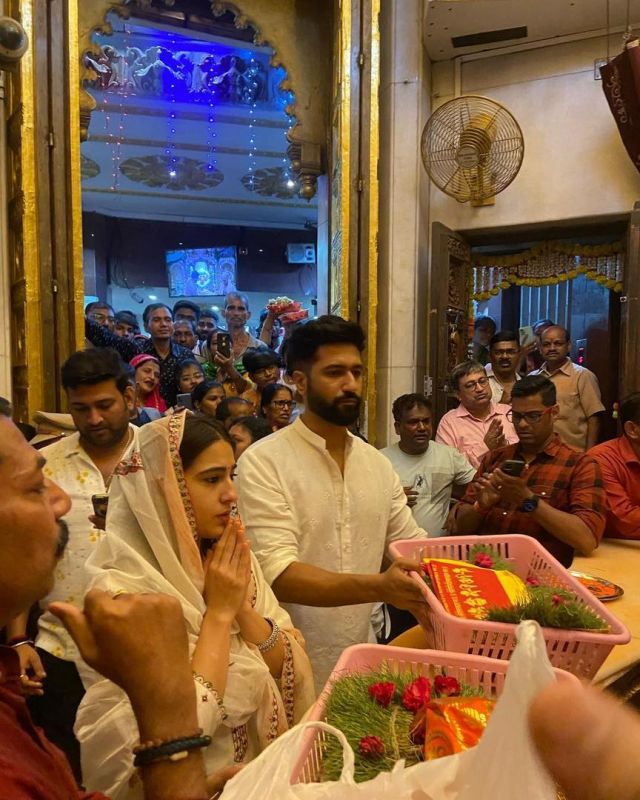 Vicky Kaushal & Sara Ali Khan Pays Obeisance at Shree Siddhivinayak Temple in Mumbai
