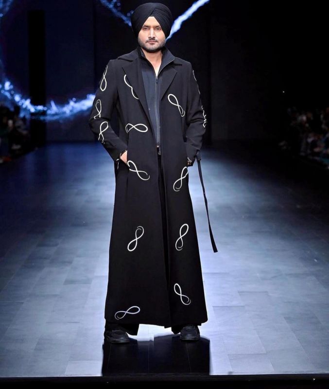 Ex-Cricketer Harbhajan Singh, Takes Center Stage with Sardari-style Ramp Walk at Lakme Fashion Week