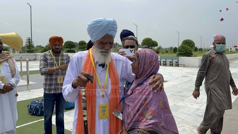 Emotional Reunion: Separated Siblings Gurmel Singh and Skeena Bibi Reunite at Sri Kartarpur Sahib after 76 Years, Sister tied rakhi on her brother's wrist after 76 years. They met with the help of Pakistani Youtuber Nasir Dhillon.
