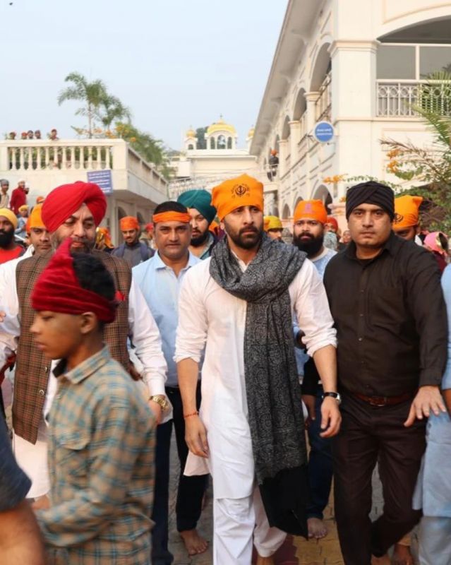 Ranbir Kapoor & Bobby Deol Pay Obeisance at Gurdwara Bangla Sahib in Delhi after Animal Trailer launch