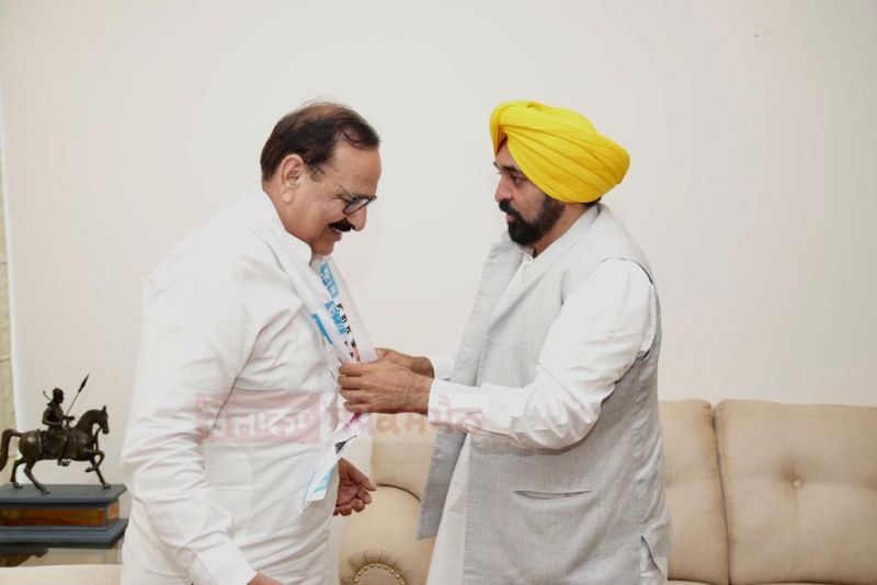 Former BJP MLA Arun Narang Joined Aam Aadmi Party in Presence of CM Bhagwant Mann 