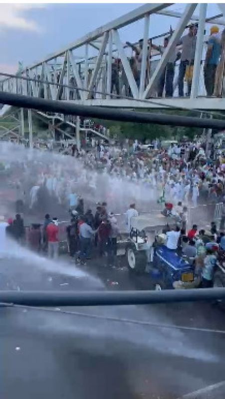 Police Lathicharge Protesting Farmers in Kurukshetra, Farmers blocked Delhi-Amritsar National Highway in Kurukshetra in a protest against the Haryana govt’s decision to not buy sunflower seeds at MSP
