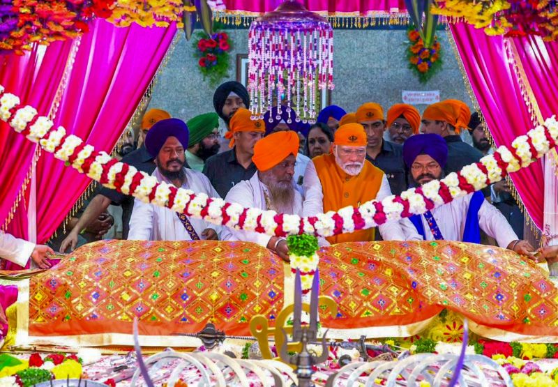 Gurpurab 2023: PM Modi Pays Obeisance at Ameerpet Gurudwara Sahib in Hyderabad 