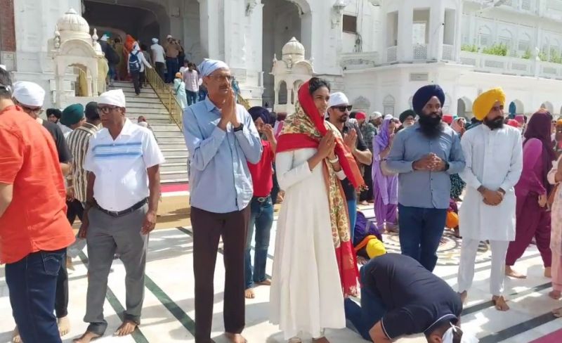 Indian Badminton Star PV Sindhu Pays Obeisance at Golden Temple in Amritsar