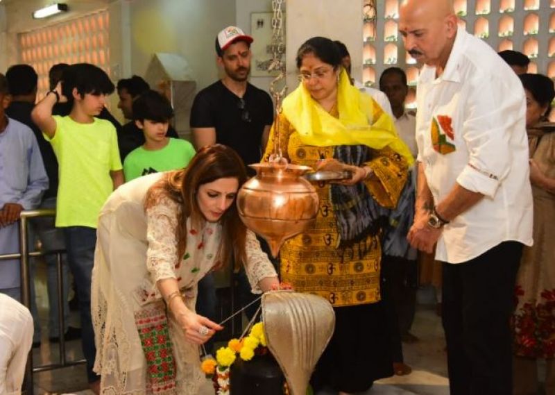 Hritik Roshan In Temple With Family 