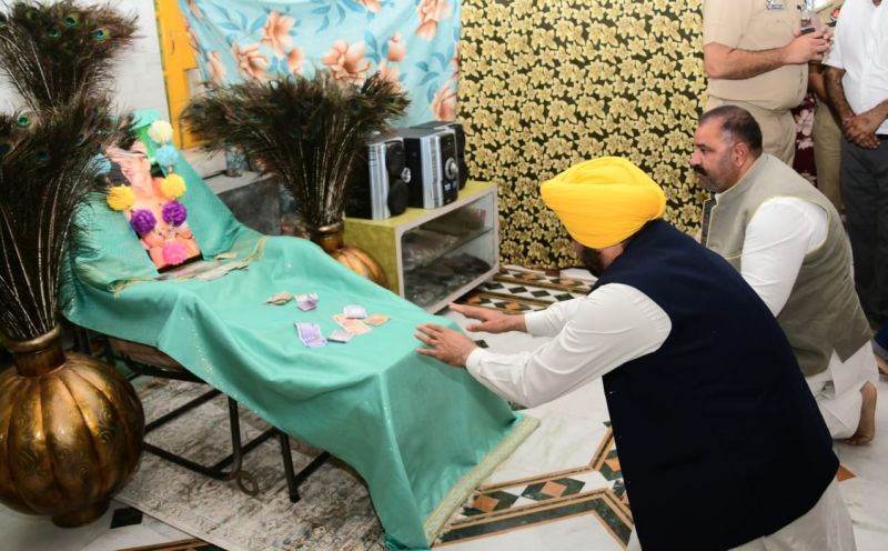 Chief Minister Bhagwant Mann and Congress MLA meets Punjabi Singer Gurdas Maan ahead of Jalandhar by-polls 2023
