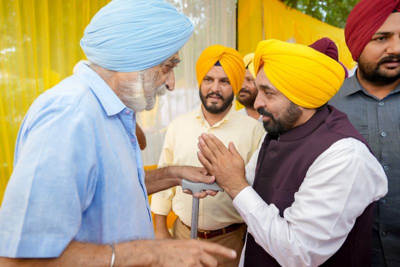 A Special Event was organised in the memory of Martyred Sikh Soldiers of the Saragarhi War at Ferozepur on the occasion of Saragarhi Divas 2023. Symbol of Honor presented to the families of martyrs.
