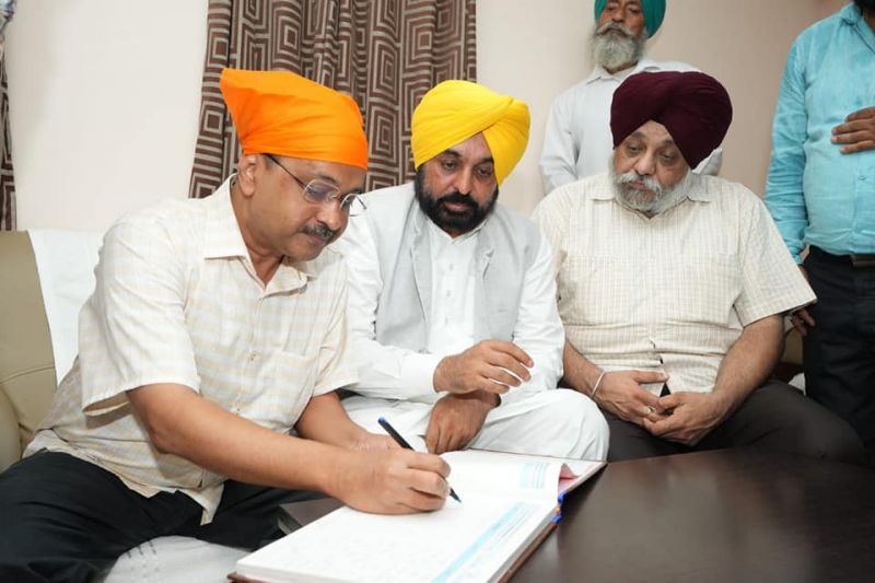 CM Bhagwant Mann & Delhi CM Arvind Kejriwal Pays Obeisance at Takhat Sri Harimandir Ji Patna Sahib. Rajya Sabha Members Raghav Chadha and Sanjay Singh were also present at the occasion.
