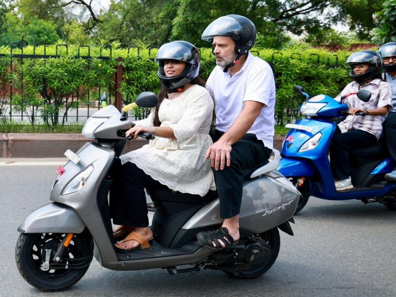  Rahul Gandhi Advocates Female Empowerment in Jaipur, Rides Scooty with Girl Students