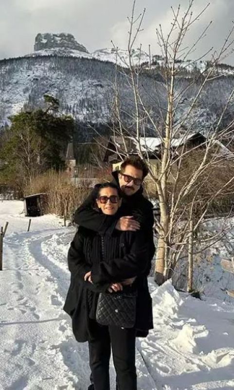 Anil Kapoor & Sunita Kapoor Poses together in Snow
