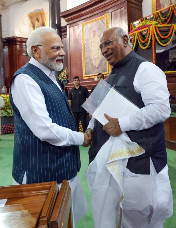 PM Modi Interacted with opposition leaders on 1st day of Parliament Special Session