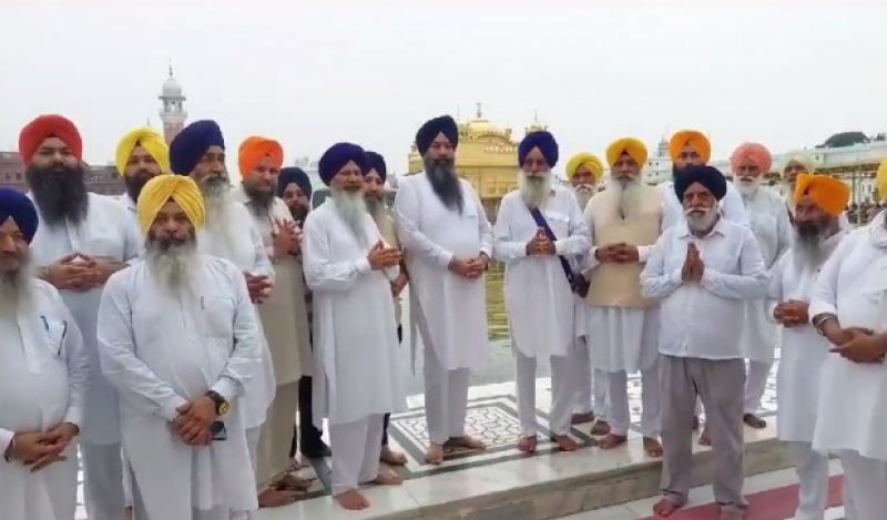 Member of Haryana Sikh Gurdwara Parbandhak Committee Pays Obeisance at Golden Temple
