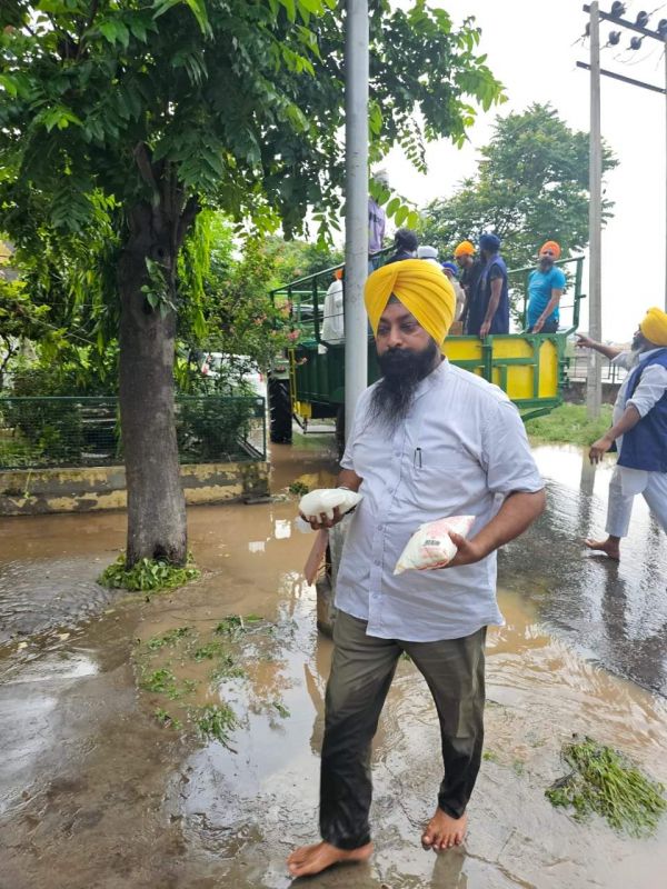  Langar Served & Essential Supplies Delivered Despite Flood Conditions
