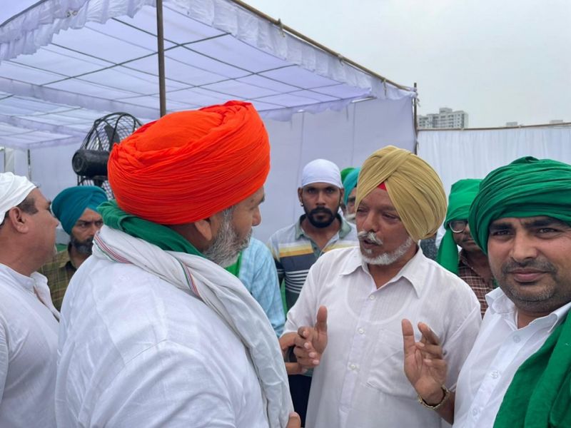 Farmer Leader Rakesh Tikait Expresses Condolences to Kin of Anantnag Martyr Colonel Manpreet Singh