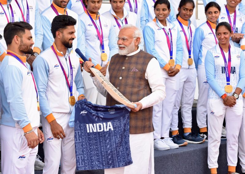 PM Modi Meets & Commends Indian Athletes for Asian Games Success
