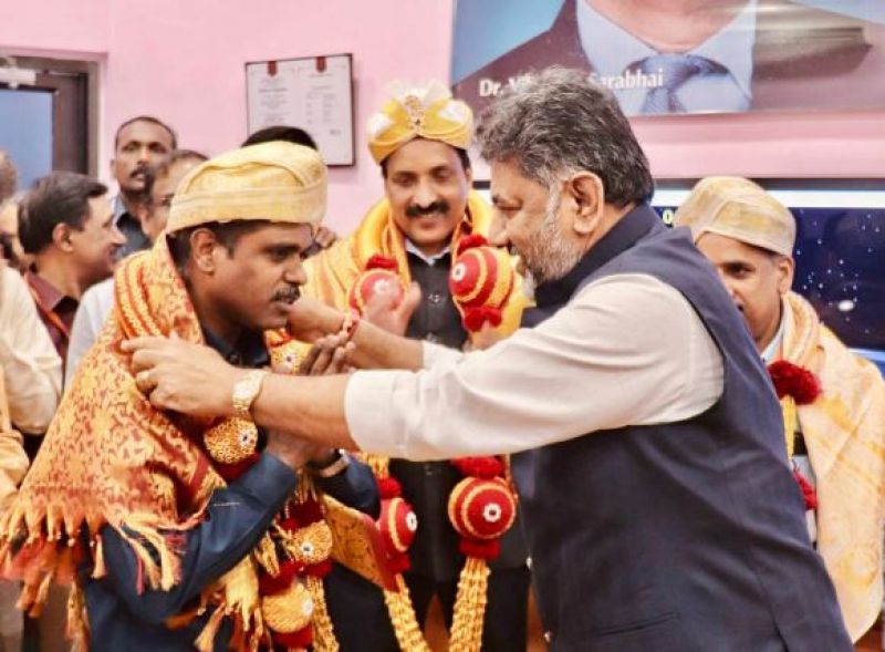 After Chandrayan-3's Successful Soft Landing on the Moon, Karnataka Dy CM D.K. Shivakumar met ISRO Chairman S. Somnath 