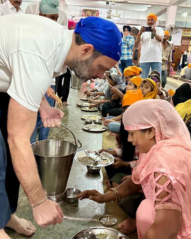 Congress Leader Rahul Gandhi Offers Sewa & Distributes Langar at Golden Temple