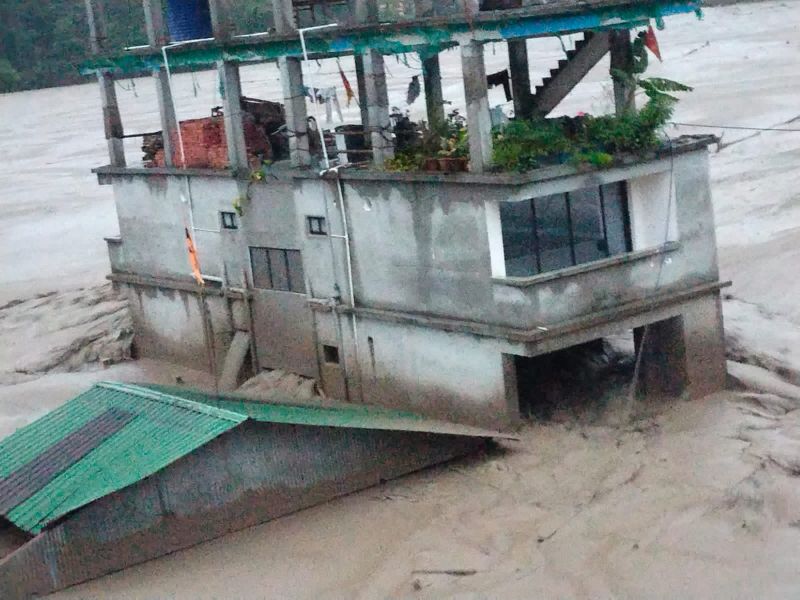 Sikkim Hit by Devastating Floods Due to Cloud Burst; 23 Army Soldiers Missing as Army Vehicles Submerged in Water
