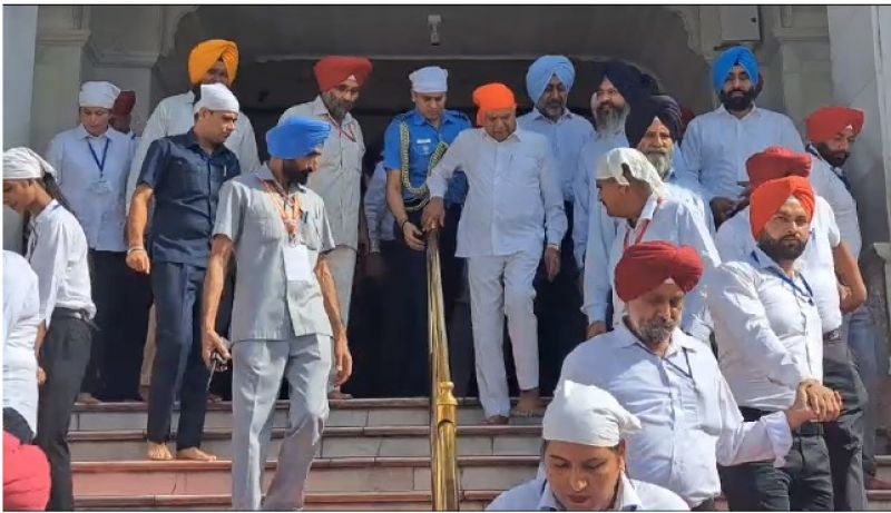 Punjab's Governor Banwarilal Purohit Pays Obeisance at Golden Temple, Amritsar