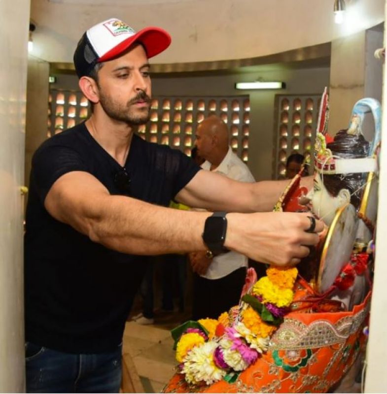 Hritik Roshan In Temple With Family 