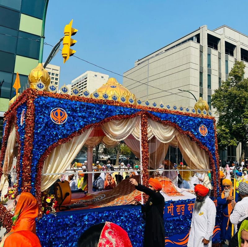 Massive Nagar kirtan was taken out in Winnipeg city of Canada to Mark 419th Prakash Purab of Dhan Sri Guru Granth Sahib Ji. 'Langar' was organised for the people. Foreigners attended the event wearing turban. See Pics.
