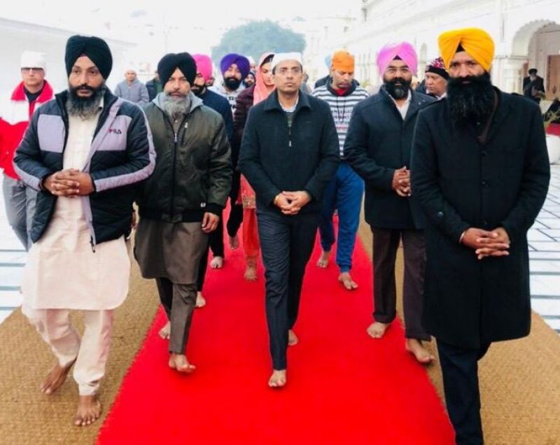 Gurdas Maan's son and daughter-in-law bowed in Sri Harimandir
