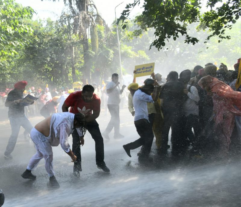'AAP' Punjab Opposed Arrest of MP Sanjay Singh, Protests in front of BJP office in Chandigarh