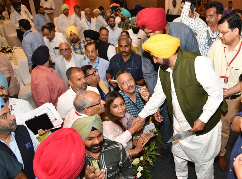 Punjab Chief Minister Bhagwant Mann announces to promote Industrialization in border districts of the state. The First Government-Industrialist Meeting was organized in Amritsar. AAP Convener and Delhi CM Arvind Kejriwal was also present on the occasion.