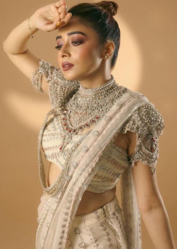 TV Star Tina Dutta Looks Amazing in Indian Outfit
