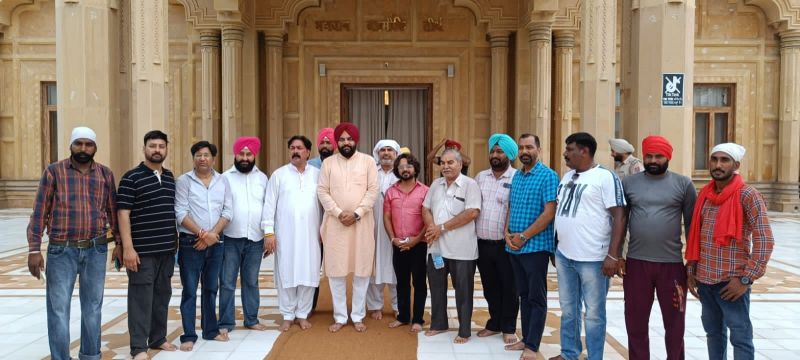 MP Gurjeet Singh Aujla Seeks Blessings at Bhagwan Valmiki Tirath Sthal in Amritsar. He Apologized for making derogatory Comments on Valmiki Community. Aujla also did the Shoe service at the Tirath Sthal.
