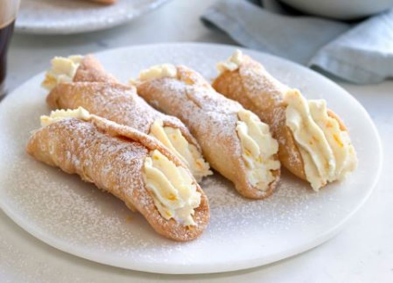 Cannoli: The dish originated in Italy but is very much famous in America due to its simplicity and rich flavor. 
