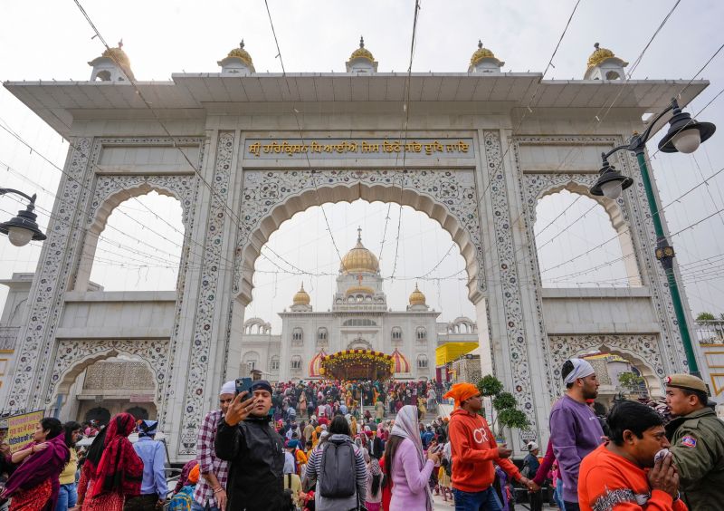 Sri Guru Nanak Dev Ji's Birth Anniversary Celebration: Large Gatherings at Gurdwara Bangla Sahib