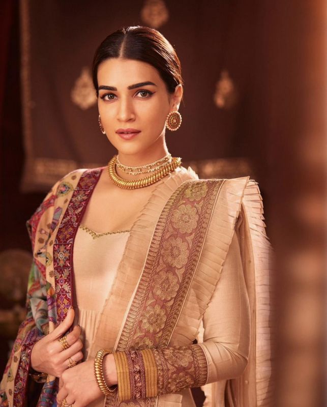 Kriti Sanon looks Graceful in Traditional Indian Outfit