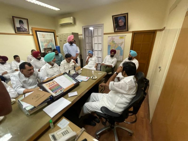 In a notable turn of events, former BJP leaders Raj Kumar Verka, Balbir Sidhu, and Gurpreet Kangar have made a return to the Congress party. Simultaneously, Shiromani Akali Dal's Suspended leaders Hans Raj Josan, Mohinder Rinwa, and Jeet Mohinder Sidhu also joined hands with Congress.
