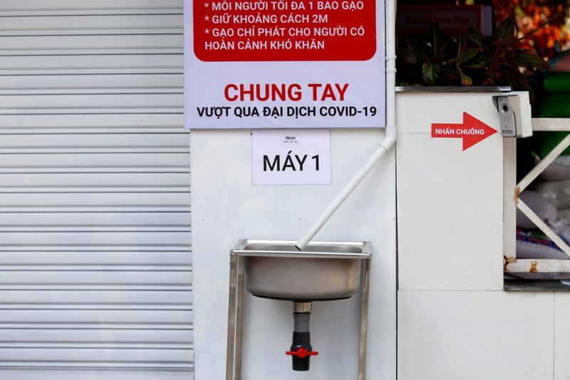 'Rice ATM' feeds Vietnam's poor during lockdown