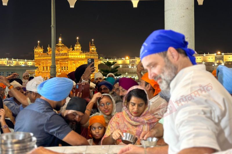Congress Leader Rahul Gandhi Performs Sewa at Sri Harmandir Sahib