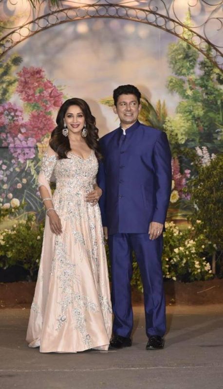 Sonamkapoor and anandahuja at wedding reception