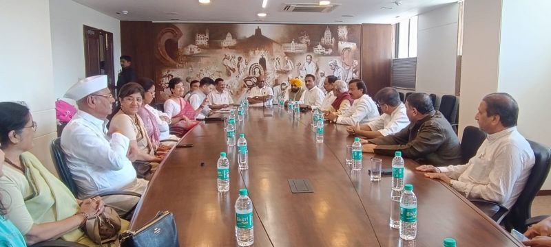 Punjab CM Bhagwant Mann, Delhi CM Arvind Kejriwal and MP Raghav Chadha Meets NCP chief Sharad Pawar, Seeks Support against Center's Ordinance
