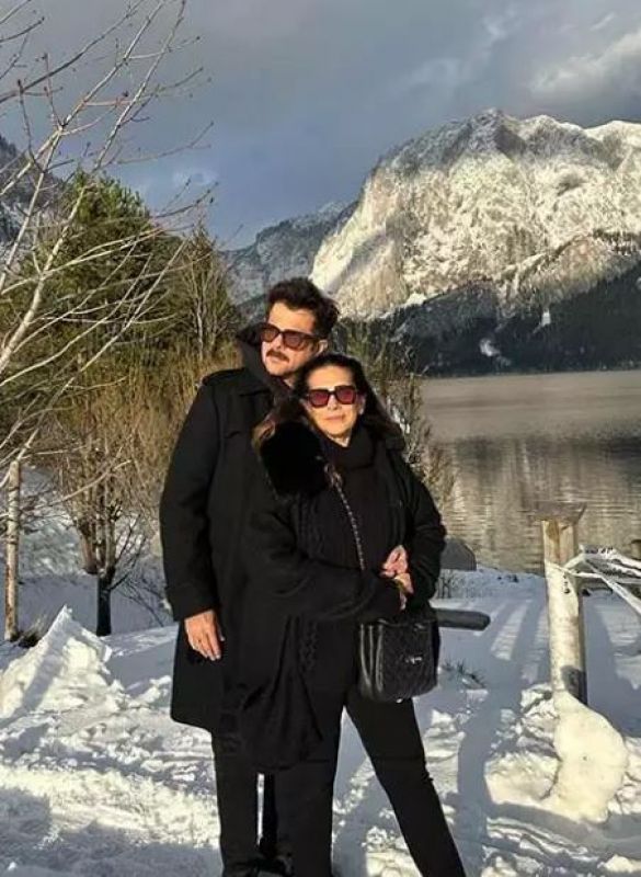 Anil Kapoor & Sunita Kapoor Poses together in Snow
