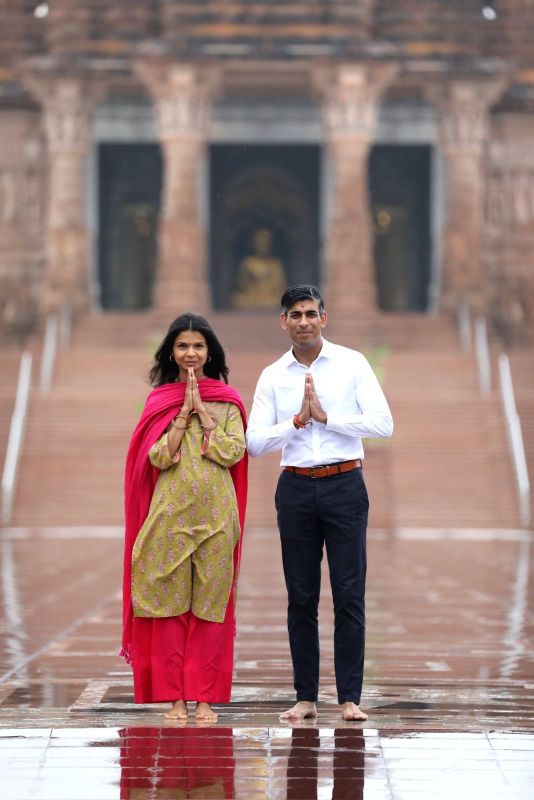 G-20 Summit: British PM Rishi Sunak & Wife Akshata Murthy Seeks Blessings at Akshardham Temple