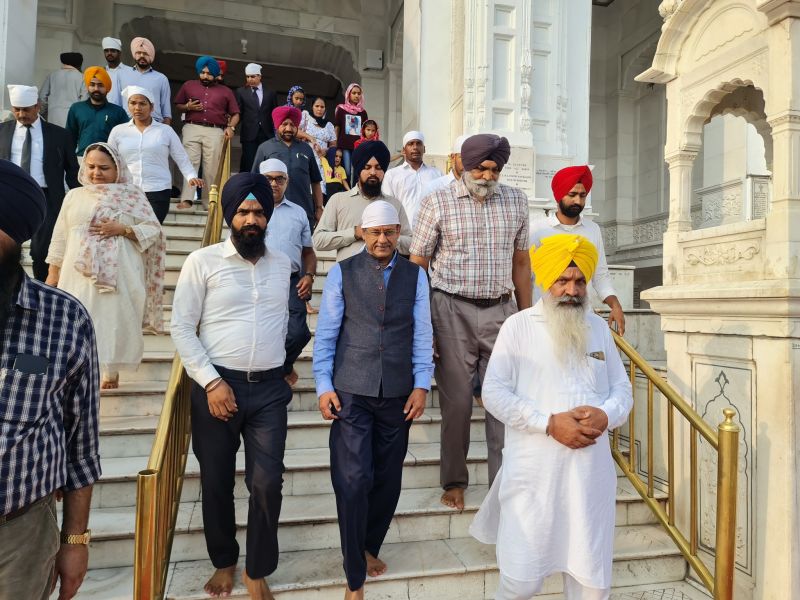 Supreme Court Justice Rajesh Bindal Pays obeisance at Golden Temple
