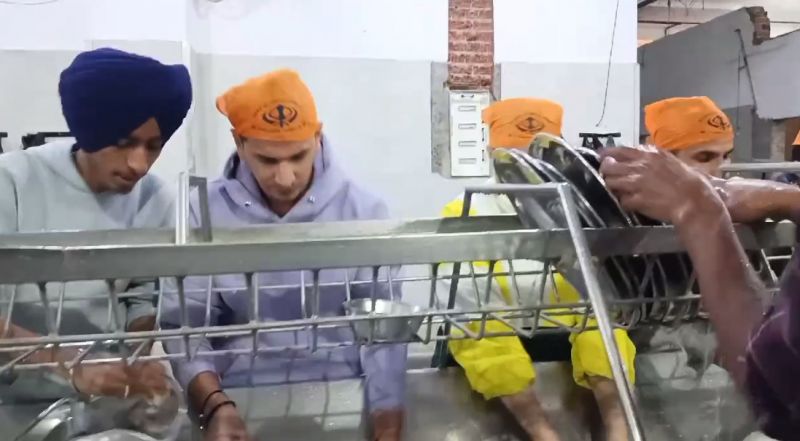 Prince Narula Pays Obeisance at Golden Temple, See Pics