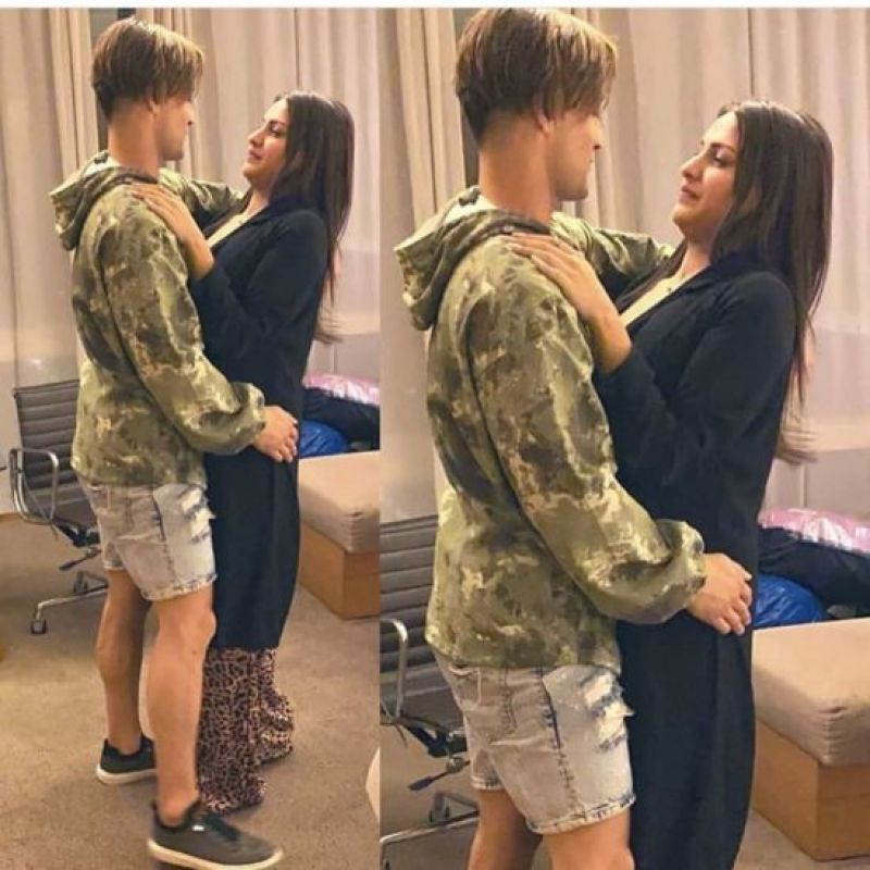 Himanshi khurana meet asim riaz family