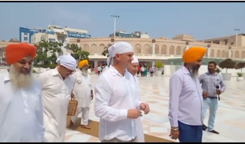 Australian Member of Parliament Brad Battin Pays Obeisance at Golden Temple 