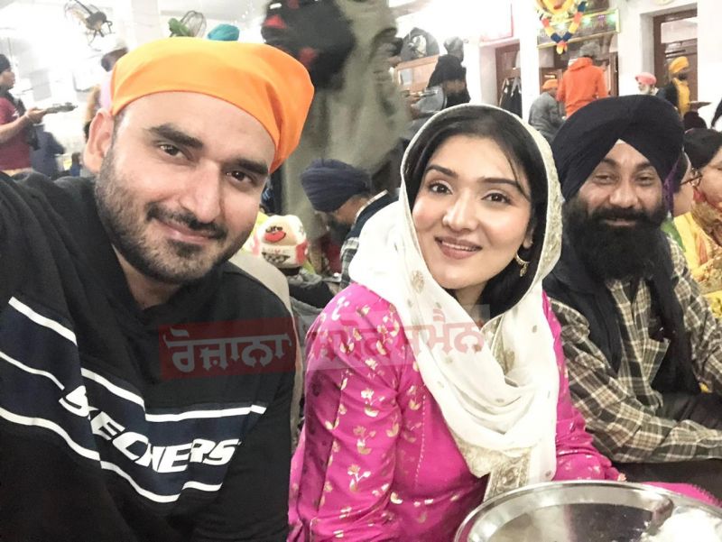 Actress Tina Ahuja Pays Obeisance at Golden Temple in Amritsar on Gurpurab 