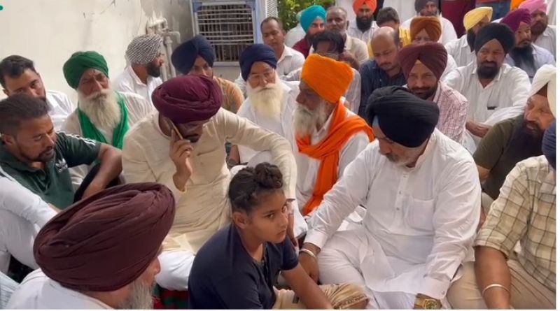 Minister Kuldeep Singh Dhaliwal and Chetan Singh Jouramajra extended condolences to Karanveer Singh's family. A Youth named Karanveer singh died in America. 
